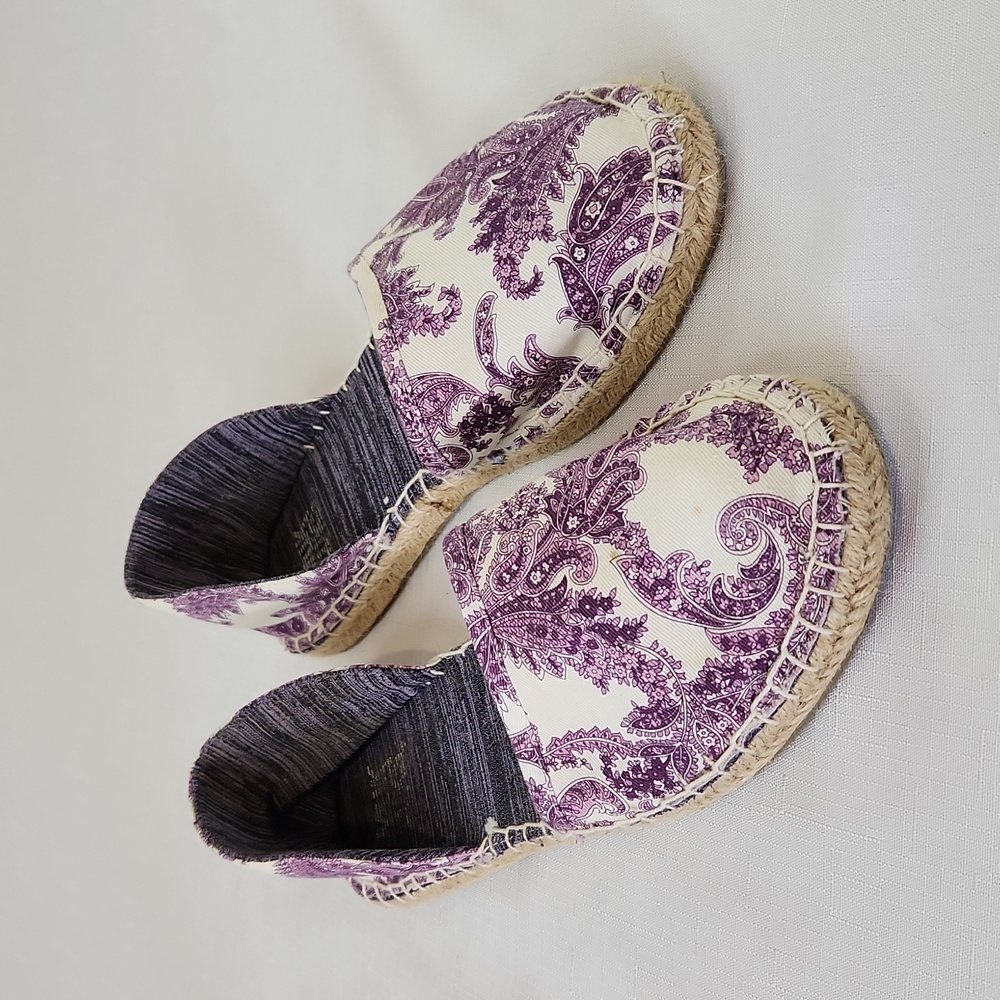 Muk Luks Karins purple white flats. Size 7